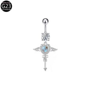 Bauchnabelpiercing mit Herz- und Engelsflügel-Anhänger und Kristallen
